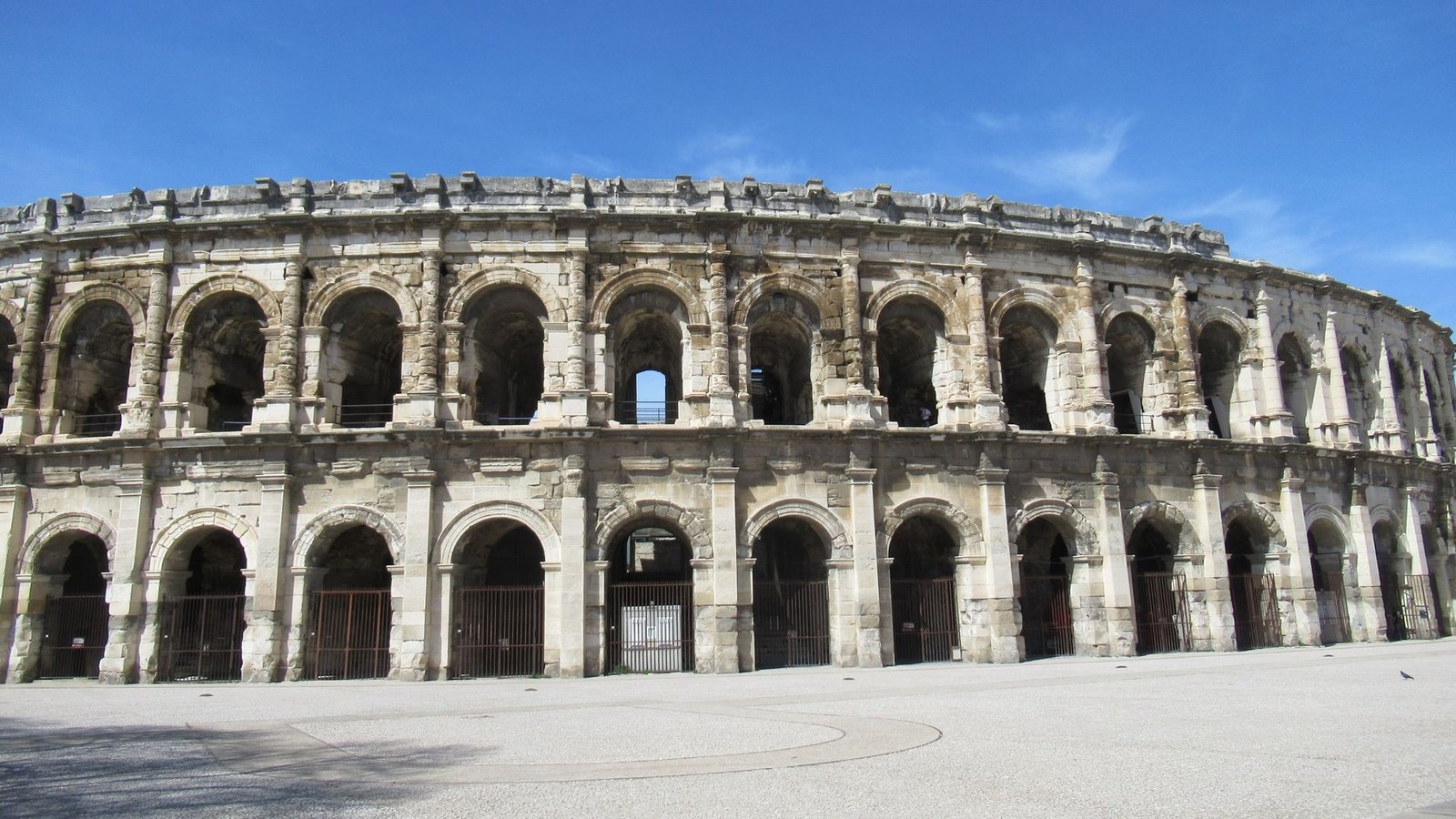 Die südfranzösische Stadt Nîmes ist berühmt für ihr römisches Amphitheater, hat aber noch viel mehr zu bieten - vor allem jetzt mit der Triennale "Contemporaine".Foto: Sabine Glaubitz/dpa