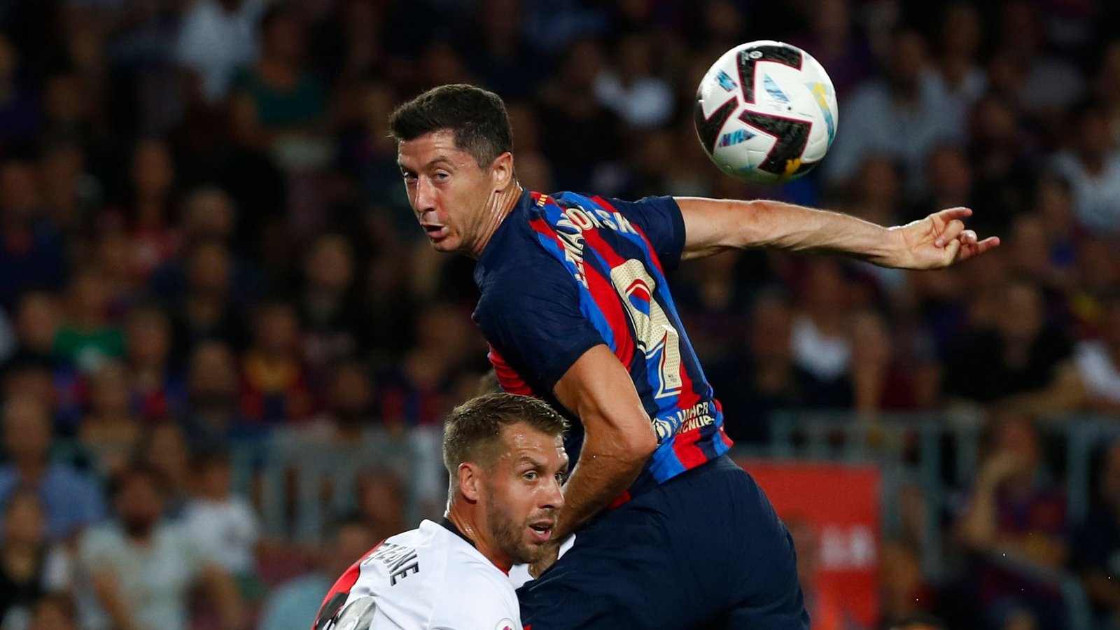 Robert Lewandowski bliebt bei seinem Debüt für den FC Barcelona ohne Treffer.Foto: Joan Monfort/AP/dpa