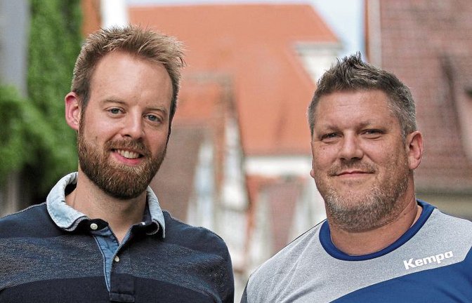 Beim HC Metter-Enz stellt der Sportliche Leiter Matthias Schwarz (links) den Frauentrainer vor: Marco Purmann ist für den Erfolg des nunmehr einzigen Frauenteams verantwortlich. Foto: Küppers