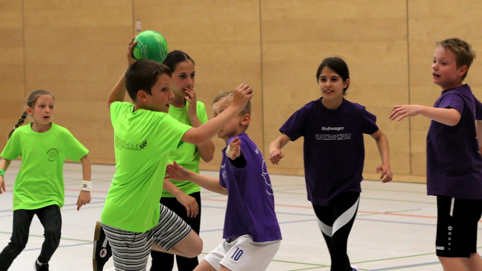 Handball wie hier zwischen den sportlichen Schmetterlingen aus Enzweihingen (in Grün) und den lila-weißen Roßwagern steht beim Schulturnier im Mittelpunkt, ist aber nicht alles. Foto: Küppers