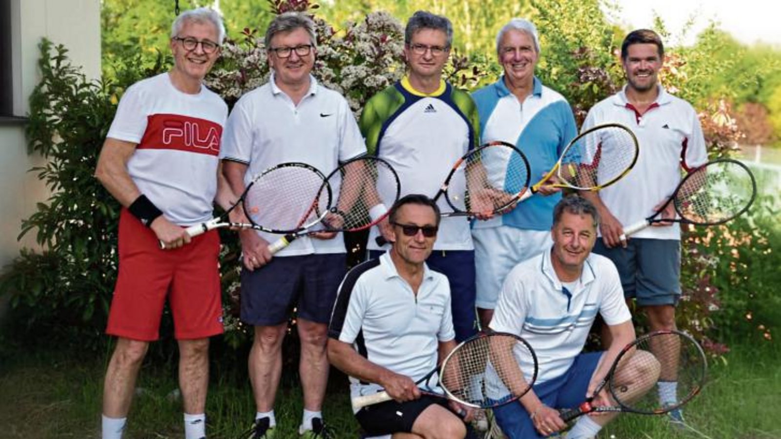 Da nicht immer mit der Stammformation am Start sind die Männer 50 des TC Sersheim mit (stehend von links) Thomas Galos, Horst Schmidtke, Kapitän Achim Berner, Jürgen Pfeiffer und Trainer Andreas Brett sowie (kniend von links) Johann Haydl und Harald Koopmann in der Bezirksstaffel nicht über Platz drei hinausgekommen. Foto: privat