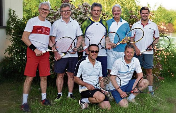 Da nicht immer mit der Stammformation am Start sind die Männer 50 des TC Sersheim mit (stehend von links) Thomas Galos, Horst Schmidtke, Kapitän Achim Berner, Jürgen Pfeiffer und Trainer Andreas Brett sowie (kniend von links) Johann Haydl und Harald Koopmann in der Bezirksstaffel nicht über Platz drei hinausgekommen. Foto: privat