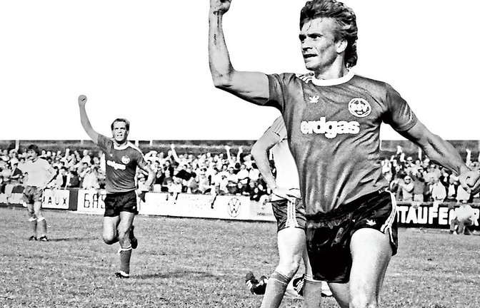 Willi Hoffmann jubelt gemeinsam mit Ralf Todzi vor vollen Rängen gegen den 1. FC Eislingen: Der Spielertrainer des 1. Göppinger SV war der Star seines Clubs.  Foto: Baumann