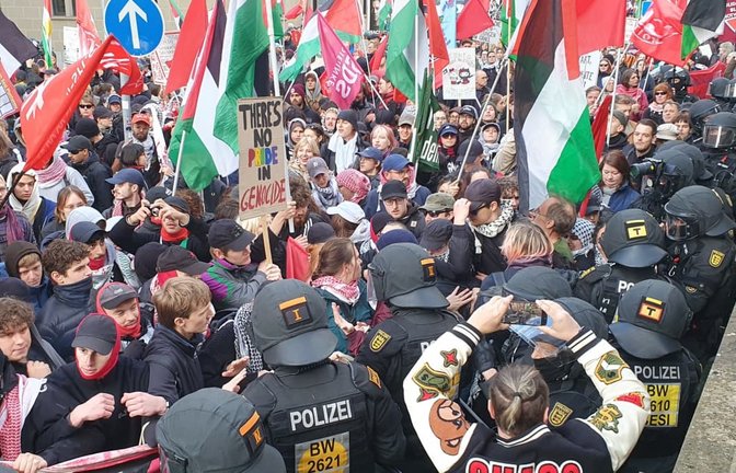 Vor dem Oberlandesgericht auf der Olgastraße kommt es zum Gerangel zwischen Polizei und Demonstranten.<span class='image-autor'>Matthias Schiermeyer</span>