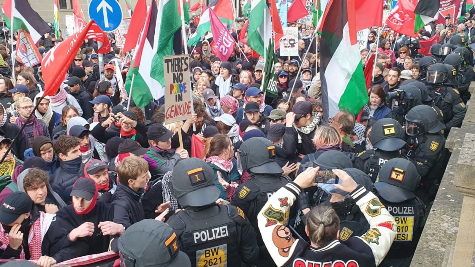Vor dem Oberlandesgericht auf der Olgastraße kommt es zum Gerangel zwischen Polizei und Demonstranten.Matthias Schiermeyer Vor dem Oberlandesgericht auf der Olgastraße kommt es zum Gerangel zwischen Polizei und Demonstranten.Matthias Schiermeyer