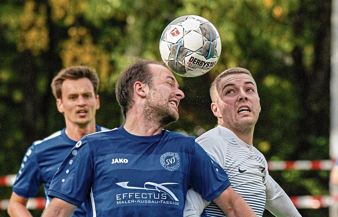 Auf Matthias Hitzler (Mitte) ist in der Abwehr Verlass. Dem SV Illingen unterliefen gegen Nussdorf aber insgesamt zu viele Fehler.  Foto: Leitner