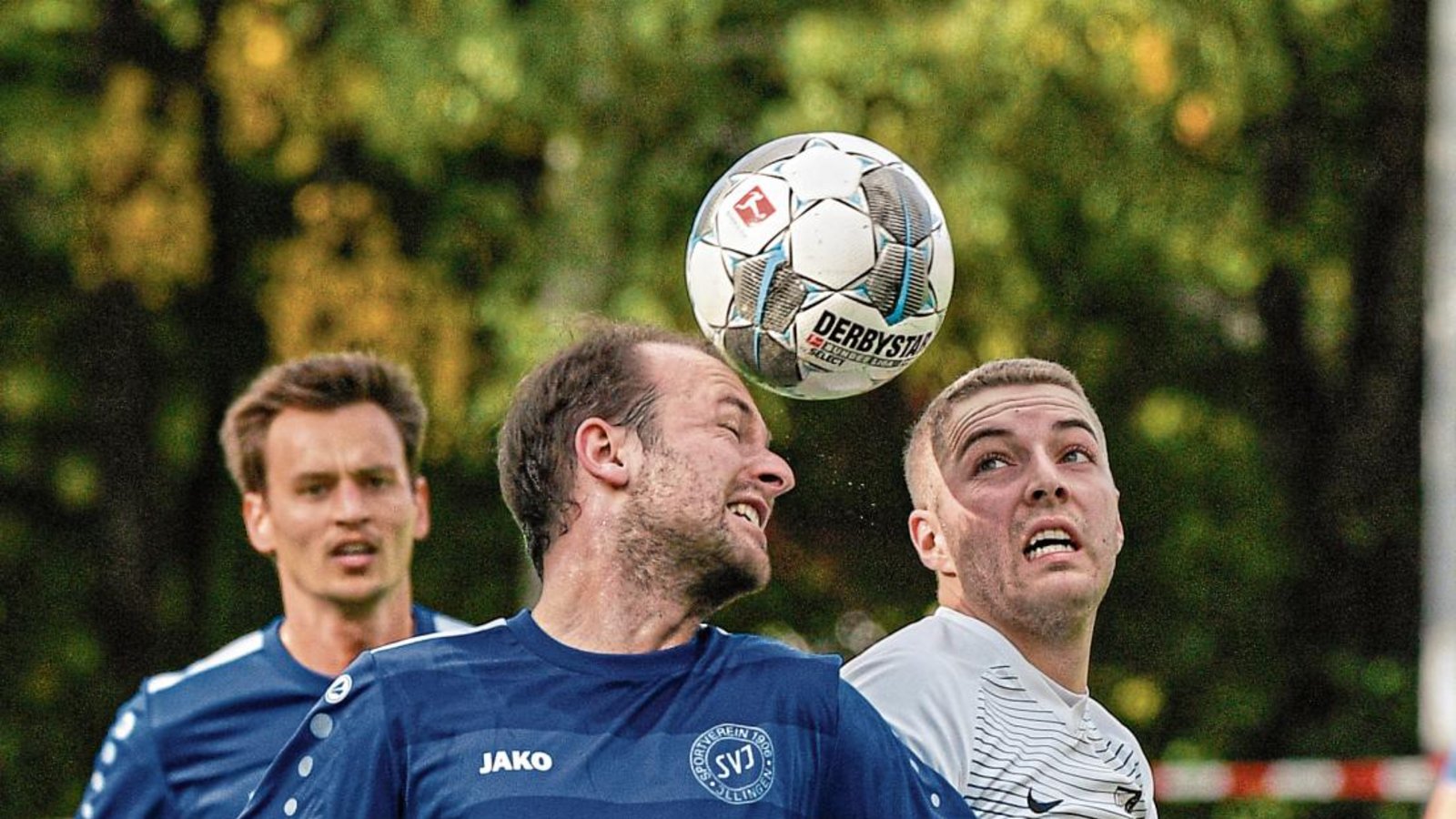 Auf Matthias Hitzler (Mitte) ist in der Abwehr Verlass. Dem SV Illingen unterliefen gegen Nussdorf aber insgesamt zu viele Fehler. Foto: Leitner Auf Matthias Hitzler (Mitte) ist in der Abwehr Verlass. Dem SV Illingen unterliefen gegen Nussdorf aber insgesamt zu viele Fehler. Foto: Leitner