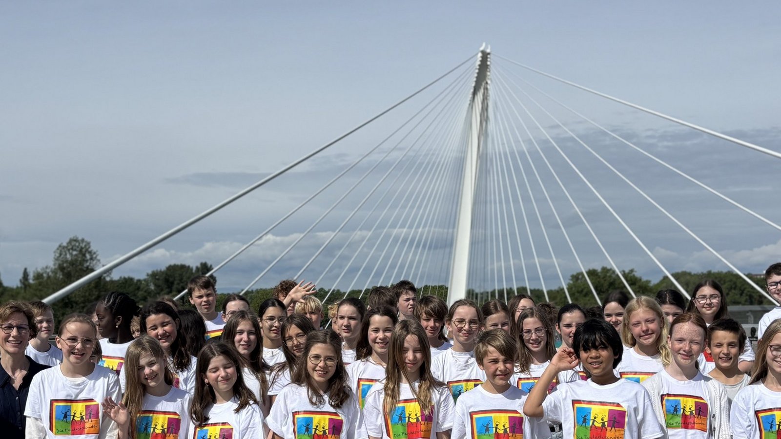 Die Fantastikinder aus Vaihingen und aus Truchtersheim mit ihren Begleitlehrkräften Bernadette Gall (links, sitzend) und Carmen Förnzler (Zweite von links) auf der symbolträchtigen „Passerelle des Deux Rives“ (Brücke der zwei Ufer). Foto: p Die Fantastikinder aus Vaihingen und aus Truchtersheim mit ihren Begleitlehrkräften Bernadette Gall (links, sitzend) und Carmen Förnzler (Zweite von links) auf der symbolträchtigen „Passerelle des Deux Rives“ (Brücke der zwei Ufer). Foto: p