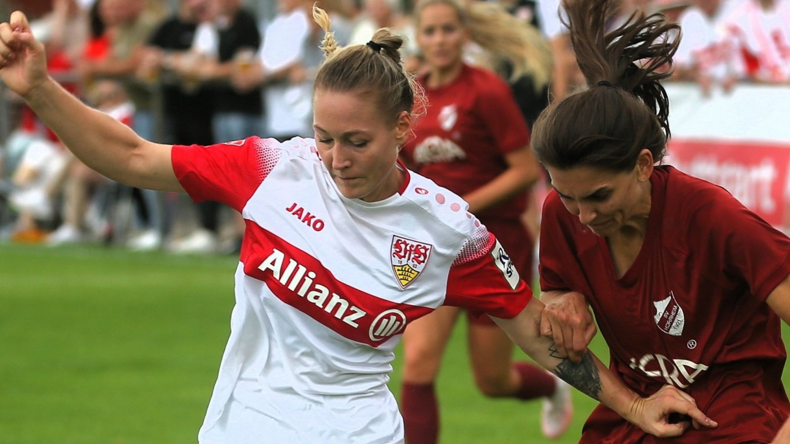 Romy Truckseß (rechts) kämpft gegen Natalie Kim Biermann um den Ball, bleibt aber ohne Tor.