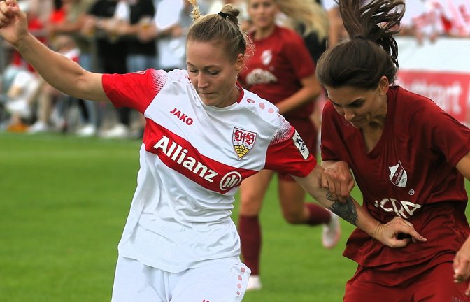 Romy Truckseß (rechts) kämpft gegen Natalie Kim Biermann um den Ball, bleibt aber ohne Tor.