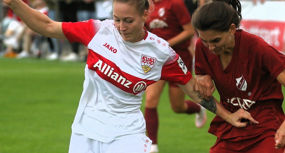Fußball, Verbandspokal WFV, 1. Hauptrunde, Frauen, Saison 2026/2027, SV Horrheim als Bezirkspokalsieger gegen VfB Stuttgart II,  Zweikampf beinahe auf Augenhöge: Horrheims Romy Truckseß rechts mit Natalie Kim Biermann 