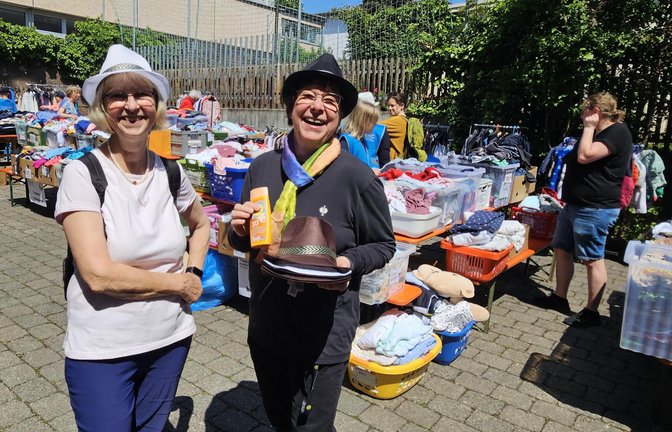 Stöbern für den guten Zweck: Jede Menge Spielzeug, Kleidung für Kleine und Große, Geschirr und fahrbare Untersätze hatte die Diakonische Bezirksstelle Vaihingen bei ihrem Flohmarkt am Samstag im Angebot. Leiterin Andrea Magenau (vorn r.) sorgte bei den Helfern für Sonnenschutz – und war schon am Vormittag mit der Nachfrage recht zufrieden. Der Verkaufserlös geht an die Tafel, die ihr 20. Jubiläum hat. <span class='image-autor'>Foto: Rieger</span>