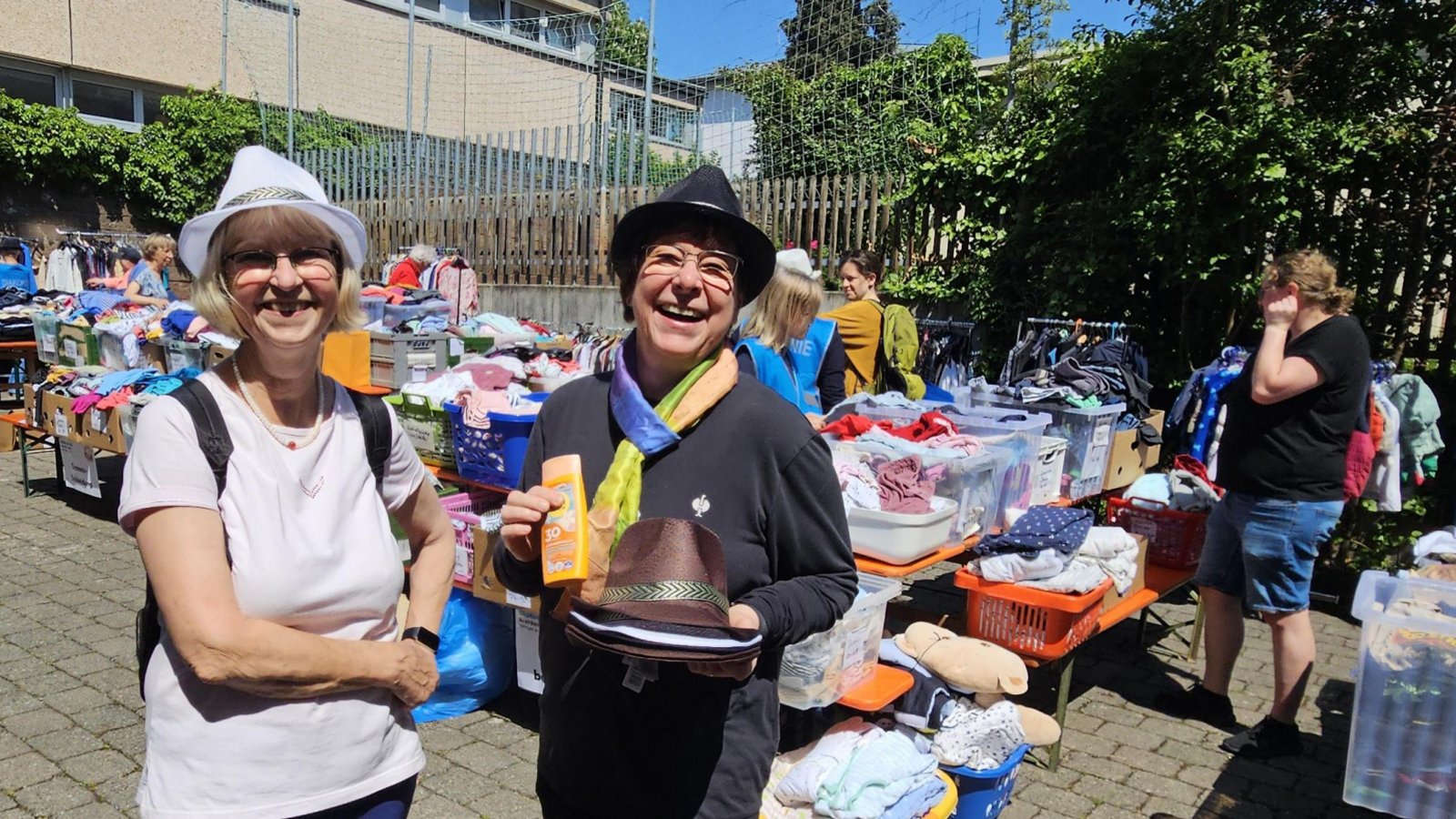 Stöbern für den guten Zweck: Jede Menge Spielzeug, Kleidung für Kleine und Große, Geschirr und fahrbare Untersätze hatte die Diakonische Bezirksstelle Vaihingen bei ihrem Flohmarkt am Samstag im Angebot. Leiterin Andrea Magenau (vorn r.) sorgte bei den Helfern für Sonnenschutz – und war schon am Vormittag mit der Nachfrage recht zufrieden. Der Verkaufserlös geht an die Tafel, die ihr 20. Jubiläum hat. Foto: Rieger Stöbern für den guten Zweck: Jede Menge Spielzeug, Kleidung für Kleine und Große, Geschirr und fahrbare Untersätze hatte die Diakonische Bezirksstelle Vaihingen bei ihrem Flohmarkt am Samstag im Angebot. Leiterin Andrea Magenau (vorn r.) sorgte bei den Helfern für Sonnenschutz – und war schon am Vormittag mit der Nachfrage recht zufrieden. Der Verkaufserlös geht an die Tafel, die ihr 20. Jubiläum hat. Foto: Rieger