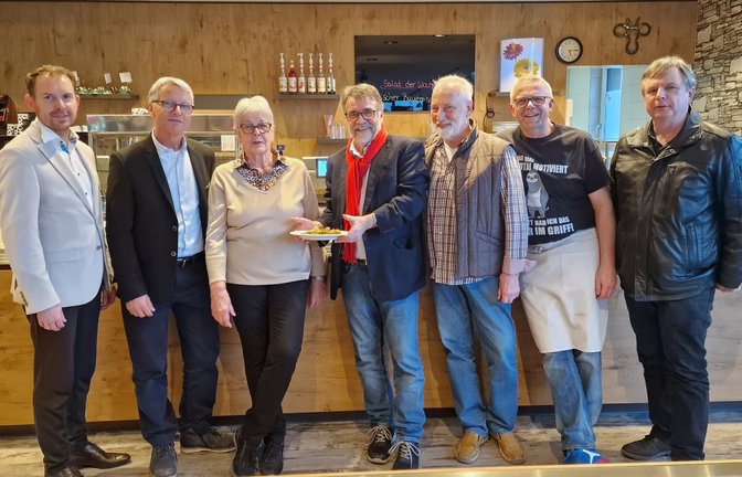 Die SPD will mit den Menschen im Enzkreis ins Gespräch kommen und den Kreistag bekannter machen. Zum Auftakt waren unter anderem Helge Viehweg, Till Neugebauer, Antje Hill, Hans Vester, Hans-Peter Huber, Andreas Beier und Jürgen Metzger (von links) dabei.  <span class='image-autor'>Foto: Friedrich</span>
