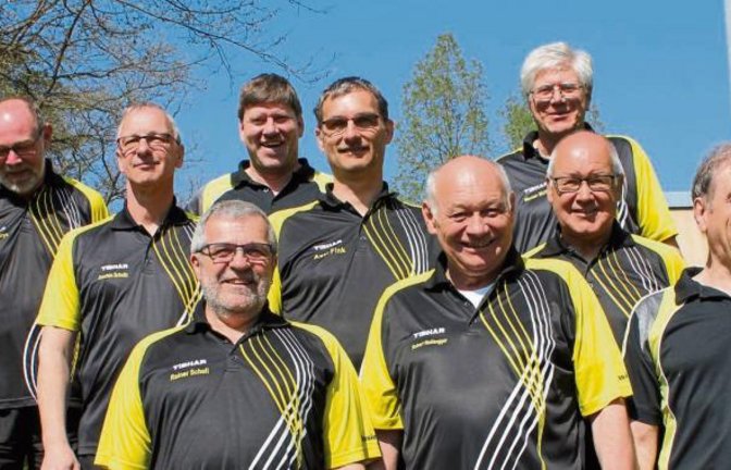 Der TSV Ensingen III mit (vorne von links): Rainer Schell, Robert Wolfsegger und Peter Schmid, (Mitte von links): Joachim Schultz, Axel Fink und Gerhard Weiler sowie (hinten von links): Peter Parys, Markus Rösler und Werner Müller. Foto: privat