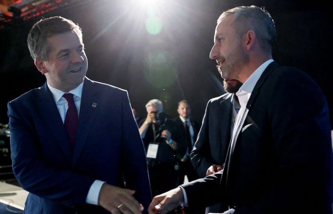 Sven Schulze (CDU) gratuliert Ulrich Siegemund (AfD) (Archivbild).<span class='image-autor'>Jan Woitas/dpa</span>