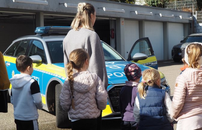 Ein Einsatzfahrzeug wird von den Kindergartenkindern unter die Lupe genommen.  <span class='image-autor'>Foto: p</span>