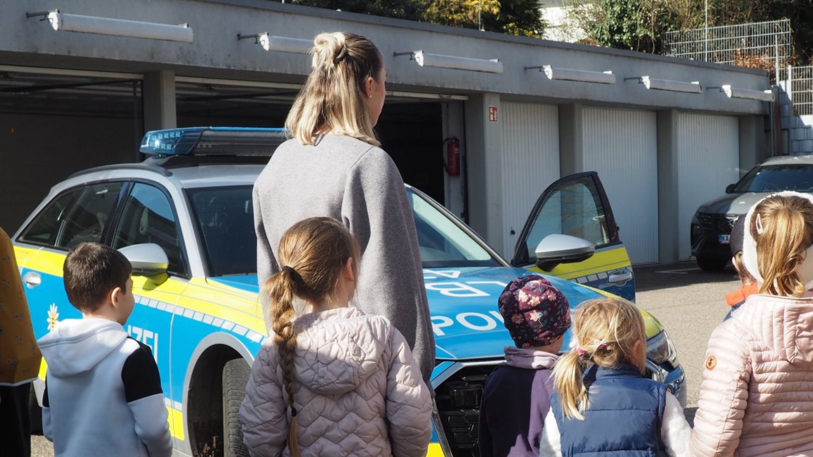 Ein Einsatzfahrzeug wird von den Kindergartenkindern unter die Lupe genommen.  Foto: p