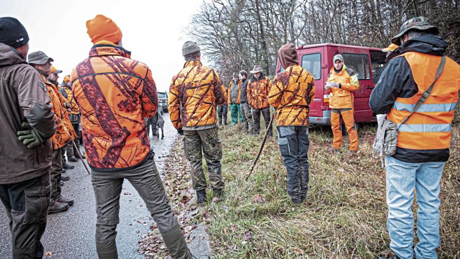 Jagdleiter Philipp Notz (Dritter von rechts) bei der kurzen gemeinsamen Besprechung im Jagdrevier Hohenhaslach-Nord. Nach der Sicherheitsbelehrung werden die Jäger auf die Stände verteilt und die Treiber in Gruppen aufgeteilt. Fotos: Ott Jagdleiter Philipp Notz (Dritter von rechts) bei der kurzen gemeinsamen Besprechung im Jagdrevier Hohenhaslach-Nord. Nach der Sicherheitsbelehrung werden die Jäger auf die Stände verteilt und die Treiber in Gruppen aufgeteilt. Fotos: Ott