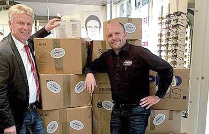 Schirmherr Kessing (li.) und Firmenchef Stammberger mit „Brillen-Kartons“ 2019.  Foto: p