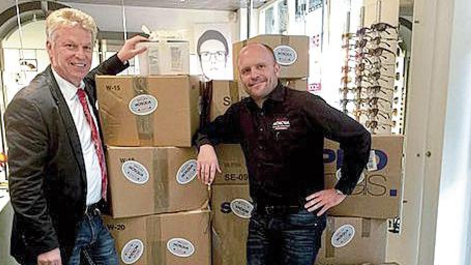 Schirmherr Kessing (li.) und Firmenchef Stammberger mit „Brillen-Kartons“ 2019. Foto: p Schirmherr Kessing (li.) und Firmenchef Stammberger mit „Brillen-Kartons“ 2019. Foto: p