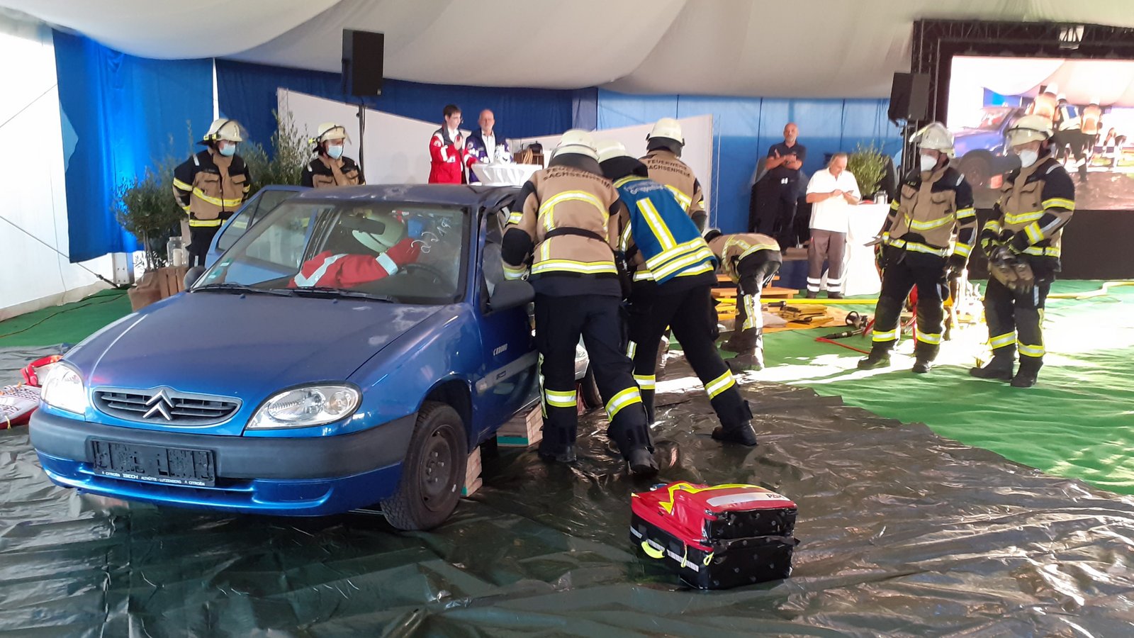 Für das Zeltkirchenpublikum simulierten die Rettungskräfte die Befreiung eines Unfallopfers aus einem Auto.  Foto: Glemser