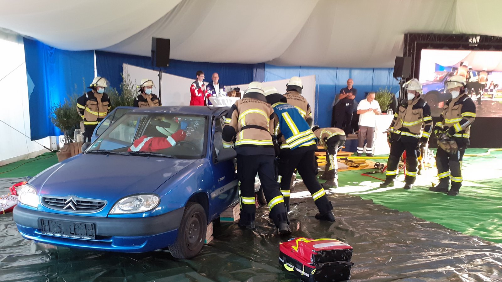 Für das Zeltkirchenpublikum simulierten die Rettungskräfte die Befreiung eines Unfallopfers aus einem Auto. Foto: Glemser Für das Zeltkirchenpublikum simulierten die Rettungskräfte die Befreiung eines Unfallopfers aus einem Auto. Foto: Glemser