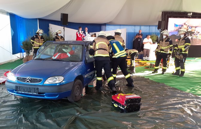Für das Zeltkirchenpublikum simulierten die Rettungskräfte die Befreiung eines Unfallopfers aus einem Auto.  <span class='image-autor'>Foto: Glemser</span>