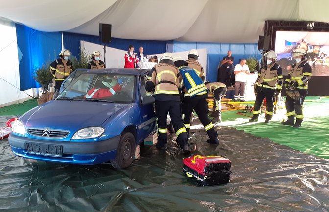 Für das Zeltkirchenpublikum simulierten die Rettungskräfte die Befreiung eines Unfallopfers aus einem Auto.  <span class='image-autor'>Foto: Glemser</span>
