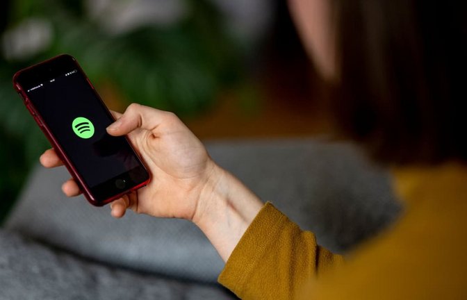 Spotify funktioniert aktuell nicht richtig: Viele Nutzer melden Probleme mit App, Wiedergabe und Verbindung. Das ist zur Störung bekannt.<span class='image-autor'>Fabian Sommer/dpa-mag/dpa</span>