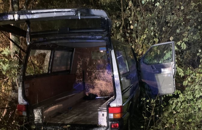 Der Fahrer eines Transporters ist im Kurvenbereich unterhalb des Sportgeländes „Zwergberg“ kurz vor Iptingen von der Fahrbahn abgekommen und mit seinem Fahrzeug im Unterholz eingeschlagen. <span class='image-autor'>Foto: FW Wiernsheim</span>