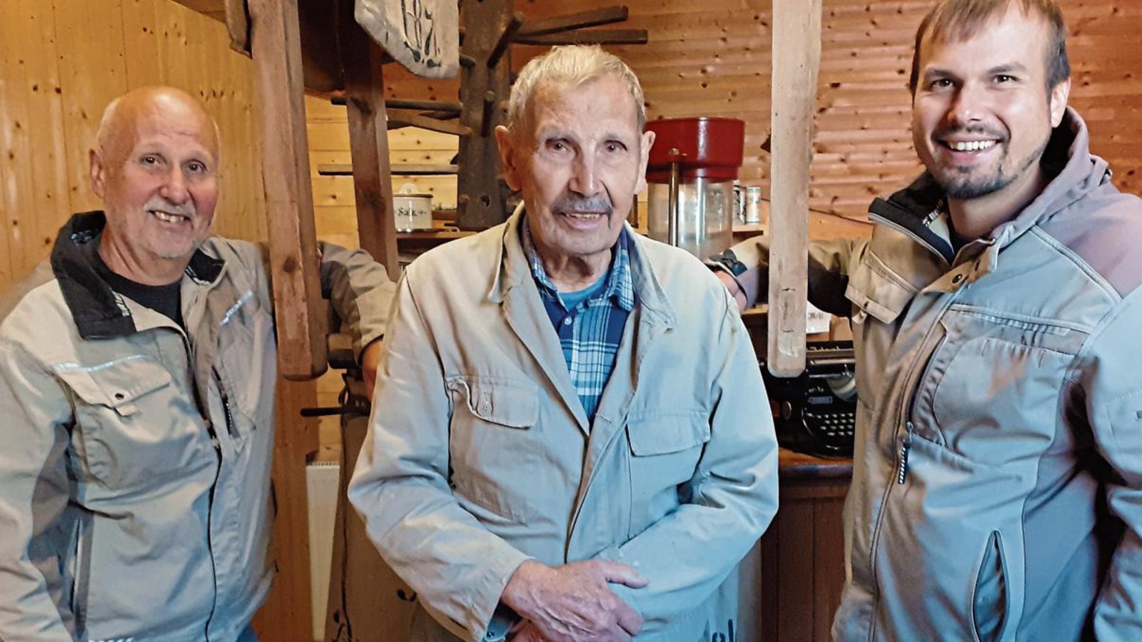 Drei Sersheimer Müllermeister-Generationen: Wolfgang, Gerhard und Tobias Fessler sind der Familientradition verbunden, aber auch offen für neue Ideen. Foto: Glemser