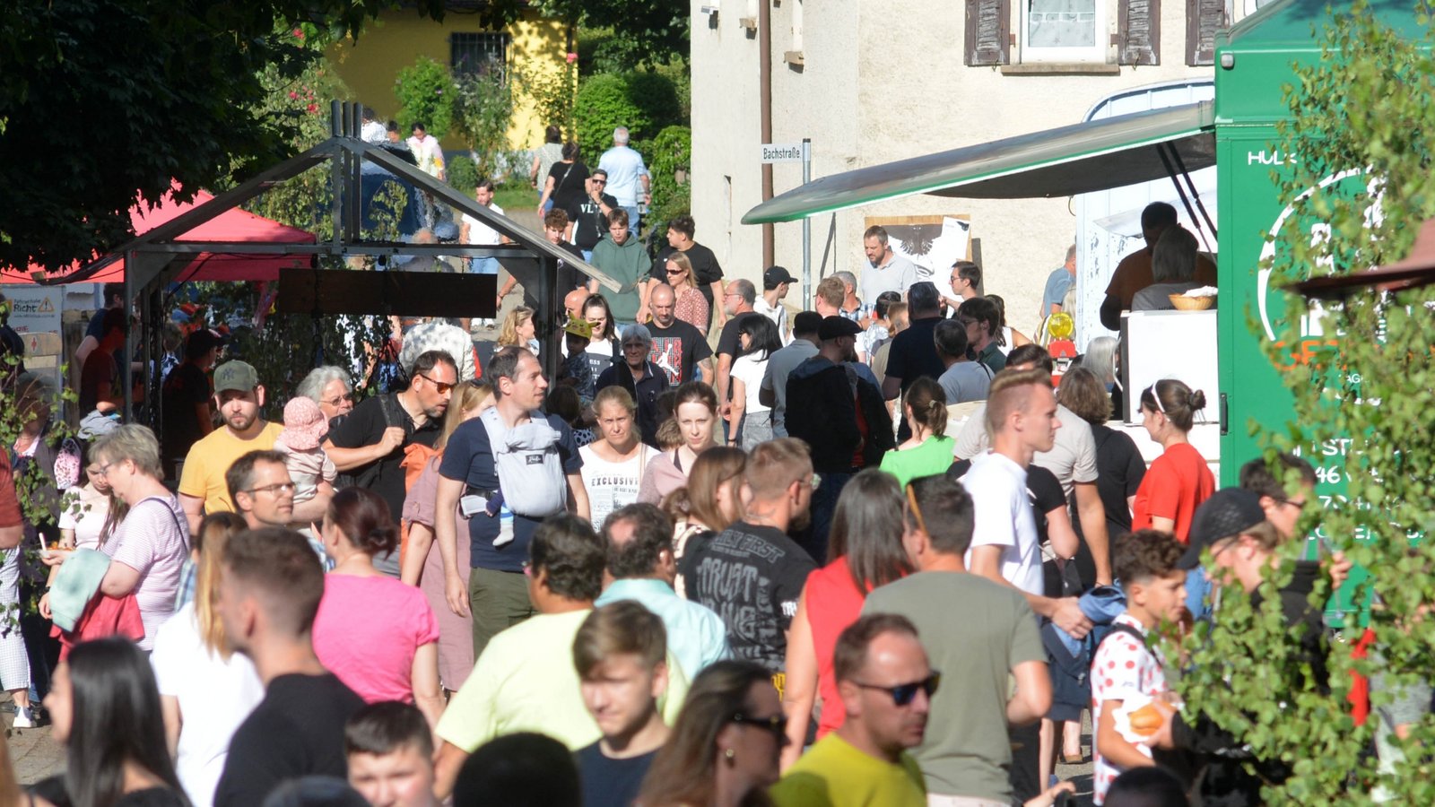 Viel Betrieb: Die Menschen strömen zum Straßenfest nach Wiernsheim. Fotos: Stahlfeld Viel Betrieb: Die Menschen strömen zum Straßenfest nach Wiernsheim. Fotos: Stahlfeld