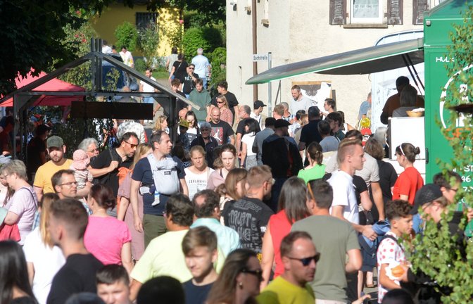 Viel Betrieb: Die Menschen strömen zum Straßenfest nach Wiernsheim.  <span class='image-autor'>Fotos: Stahlfeld</span>