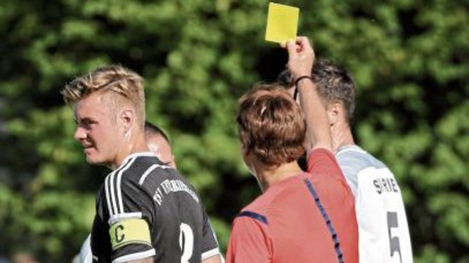 Schiedsrichter haben nicht immer einen leichten Stand auf den Fußballplätzen im Amateurbereich. Foto: Archiv/Küppers Schiedsrichter haben nicht immer einen leichten Stand auf den Fußballplätzen im Amateurbereich. Foto: Archiv/Küppers