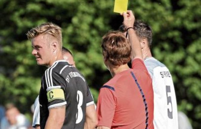 Schiedsrichter haben nicht immer einen leichten Stand auf den Fußballplätzen im Amateurbereich. Foto: Archiv/Küppers