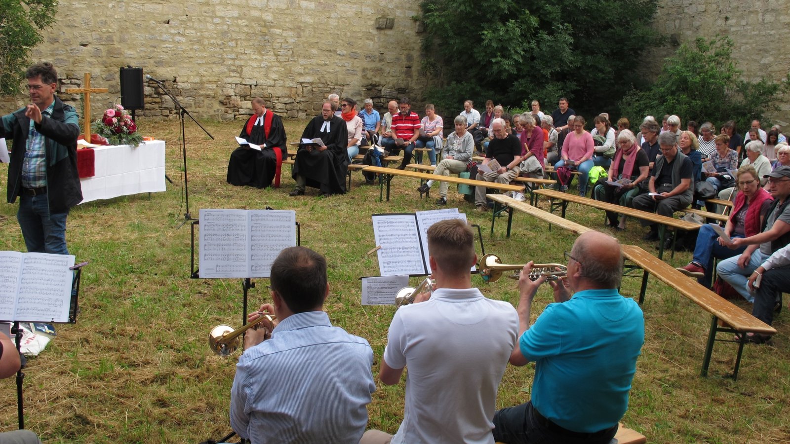 In der Burgruine „Alt-Sachsenheim“ hat am Pfingstmontag ein gemeinsamer Gottesdienst der evangelischen Kirchengemeinden aus dem Distrikt Großsachsenheim (Oberriexingen, Kleinsachsenheim, Großsachsenheim, Unterriexingen, Ochsenbach-Spielberg) stattgefunden. Die Pfarrer Christian Treiber und Thorsten Kisser sowie ein gemeinsamer Posaunenchor unter der Leitung von Dr. Martin Stein gestalteten den gut besuchten Feiertagsgottesdienst in historischer Umgebung. Foto: Makkens In der Burgruine „Alt-Sachsenheim“ hat am Pfingstmontag ein gemeinsamer Gottesdienst der evangelischen Kirchengemeinden aus dem Distrikt Großsachsenheim (Oberriexingen, Kleinsachsenheim, Großsachsenheim, Unterriexingen, Ochsenbach-Spielberg) stattgefunden. Die Pfarrer Christian Treiber und Thorsten Kisser sowie ein gemeinsamer Posaunenchor unter der Leitung von Dr. Martin Stein gestalteten den gut besuchten Feiertagsgottesdienst in historischer Umgebung. Foto: Makkens