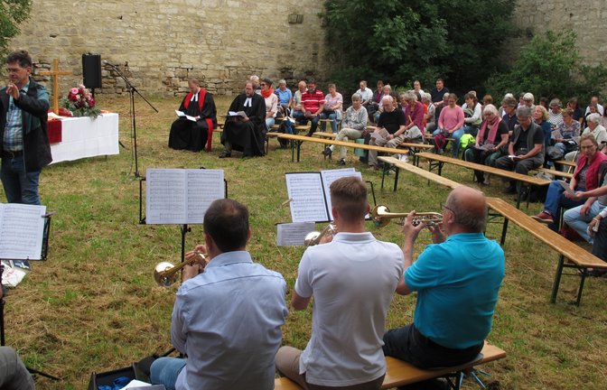 In der Burgruine „Alt-Sachsenheim“ hat am Pfingstmontag ein gemeinsamer Gottesdienst der evangelischen Kirchengemeinden aus dem Distrikt Großsachsenheim (Oberriexingen, Kleinsachsenheim, Großsachsenheim, Unterriexingen, Ochsenbach-Spielberg) stattgefunden. Die Pfarrer Christian Treiber und Thorsten Kisser sowie ein gemeinsamer Posaunenchor unter der Leitung von Dr. Martin Stein gestalteten den gut besuchten Feiertagsgottesdienst in historischer Umgebung.  <span class='image-autor'>Foto: Makkens</span>