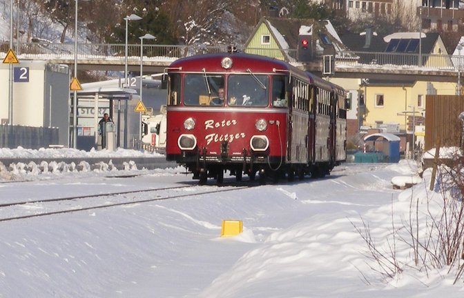 Der Rote Flitzer ist auch im Winter unterwegs.  <span class='image-autor'>Foto: Förderverein Schienenbus</span>