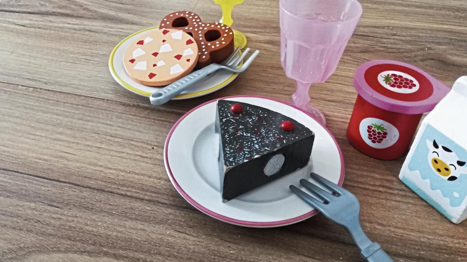 Kochen spielen bereitet vielen Kindern Freude. Allerdings passiert es dabei schnell, dass Jungs und Mädchen diesselbe Gabel in den Mund nehmen. Da das vermieden werden soll, räumt man in Oberriexingen das Puppengeschirr weg. Foto: Rostek Kochen spielen bereitet vielen Kindern Freude. Allerdings passiert es dabei schnell, dass Jungs und Mädchen diesselbe Gabel in den Mund nehmen. Da das vermieden werden soll, räumt man in Oberriexingen das Puppengeschirr weg. Foto: Rostek