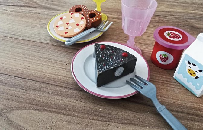 Kochen spielen bereitet vielen Kindern Freude. Allerdings passiert es dabei schnell, dass Jungs und Mädchen diesselbe Gabel in den Mund nehmen. Da das vermieden werden soll, räumt man in Oberriexingen das Puppengeschirr weg.  Foto: Rostek