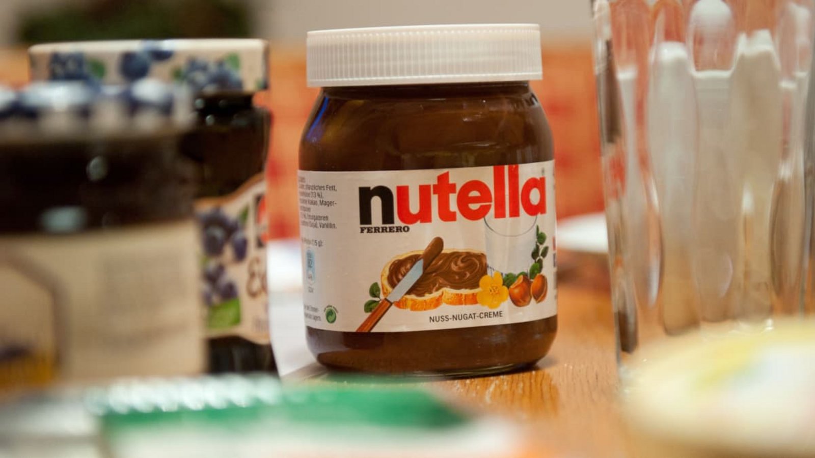 ARCHIV - Ein Glas Nutella steht auf einem Frühstückstisch. Der Brotaufstrich wurde 1940 von dem italienischen Konditor Pietro Ferrero entwickelt. Seinen heutigen Namen erhielt die ehemalige «Supercrema» 1964.picture alliance / dpa | Tobias Hase ARCHIV - Ein Glas Nutella steht auf einem Frühstückstisch. Der Brotaufstrich wurde 1940 von dem italienischen Konditor Pietro Ferrero entwickelt. Seinen heutigen Namen erhielt die ehemalige «Supercrema» 1964.picture alliance / dpa | Tobias Hase