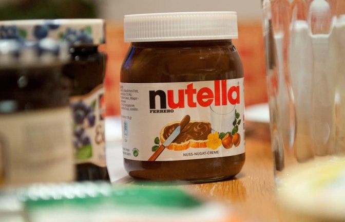 ARCHIV - Ein Glas Nutella steht auf einem Frühstückstisch. Der Brotaufstrich wurde 1940 von dem italienischen Konditor Pietro Ferrero entwickelt. Seinen heutigen Namen erhielt die ehemalige «Supercrema» 1964.<span class='image-autor'>picture alliance / dpa | Tobias Hase</span>