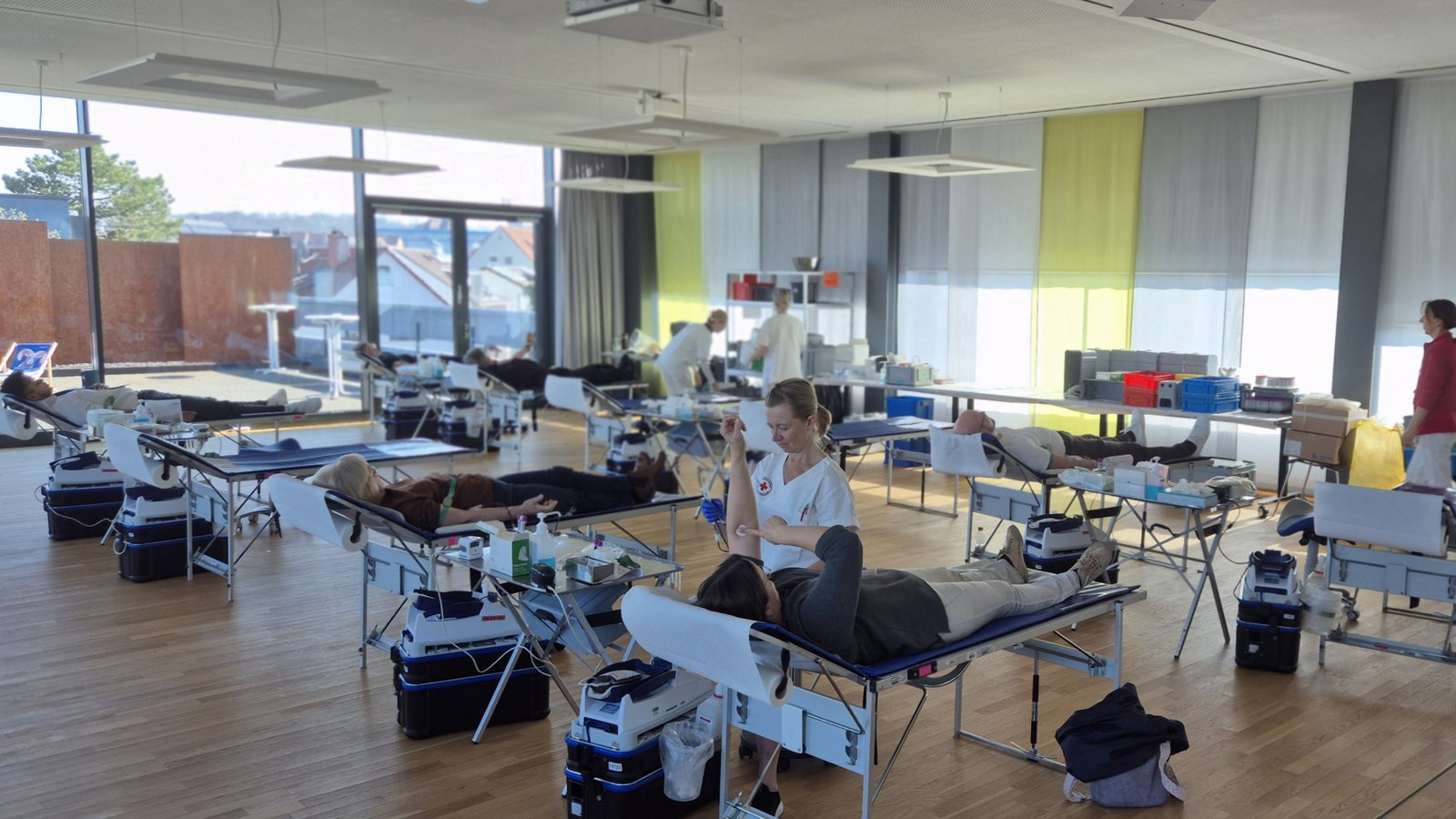 Fast 200 Menschen nehmen an der Blutspendeaktion von VR-Bank und DRK teil.  Foto: p