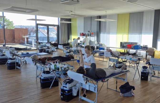 Fast 200 Menschen nehmen an der Blutspendeaktion von VR-Bank und DRK teil.  <span class='image-autor'>Foto: p</span>