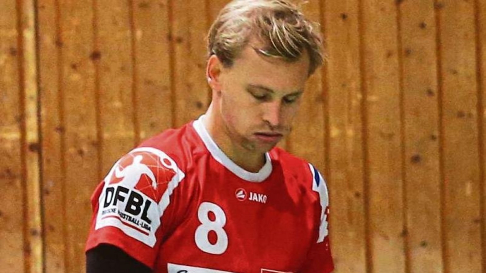 Daniel Wörsinger ist am Boden zerstört. Nichts ist es damit geworden, dass sich die TVV-Faustballer für die DM-Endrunde qualifiziert haben. Foto: Archiv/Küppers