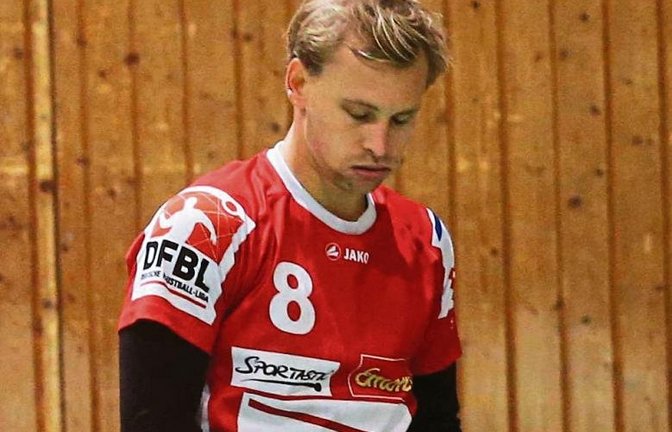 Daniel Wörsinger ist am Boden zerstört. Nichts ist es damit geworden, dass sich die TVV-Faustballer für die DM-Endrunde qualifiziert haben. Foto: Archiv/Küppers