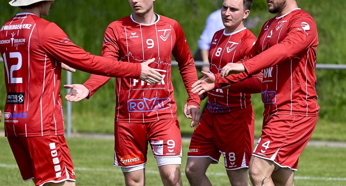 Faustball Turnier Vaihingen, 26.04.2026  TV Vaihingen, Faustball, Turnier, Sportplaz Alter Postweg,  vlnr. Andreas Knodel (Feld 2026, Angriff, #7), Tim Störkle (Feld 2026, Abwehr, #12), Jaro Jungclaussen (Feld 2026, Zuspiel, #9), Jacob Jungclaussen (Feld 2026, Abwehr, #8) und Michael Knodel (Feld 2026, Angriff, #4) 