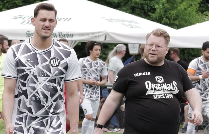 ASV-Trainer Alexander Schweizer
(rechts) hat bei der Pokal-Niederlage in Waldhausen wichtiger Erkentnisse für die kommene Saison gesammelt.<span class='image-autor'>Günter Bergmann</span>