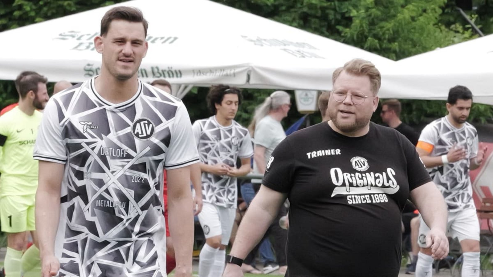 ASV-Trainer Alexander Schweizer
(rechts) hat bei der Pokal-Niederlage in Waldhausen wichtiger Erkentnisse für die kommene Saison gesammelt.Günter Bergmann ASV-Trainer Alexander Schweizer
(rechts) hat bei der Pokal-Niederlage in Waldhausen wichtiger Erkentnisse für die kommene Saison gesammelt.Günter Bergmann